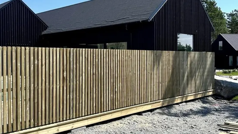 Nyproduktion av villa med staket i Karlshamn – EM Bygg & Montage erbjuder byggtjänster och totalentreprenad i Blekinge