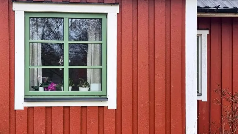Fönsterbyte på villa i Blekinge – EM Bygg & Montage utför renoveringar, fasadarbeten och byggtjänster i Skåne, Småland och Blekinge