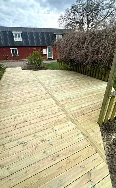staket-tradack-asarum-hantverkare Byggnation av staket och trädäck i Asarum – EM Bygg & Montage erbjuder altanbygge och snickeriarbeten i Blekinge