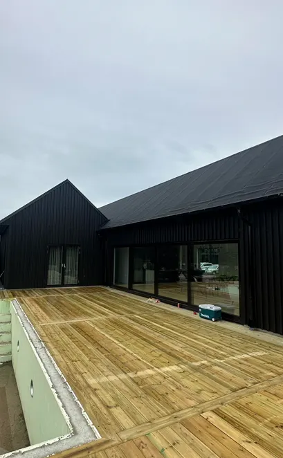 Byggnation av trädäck och staket i Vettekulla av EM Bygg & Montage – skräddarsydda altaner och snickeriarbeten i Blekinge